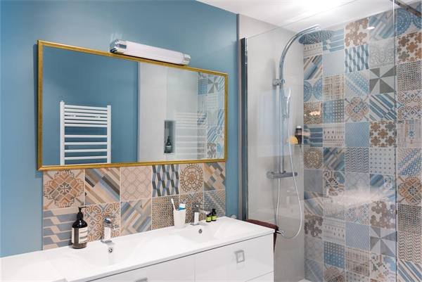 Un mur recouvert de faïence