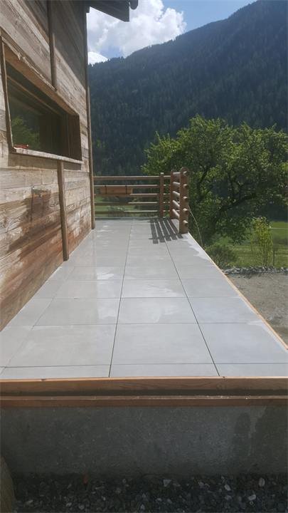 Balcon carrelé avec vue sur les montagnes valaisannes