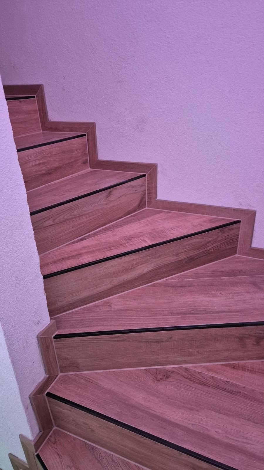 Escalier quart tournant en carrelage effet bois