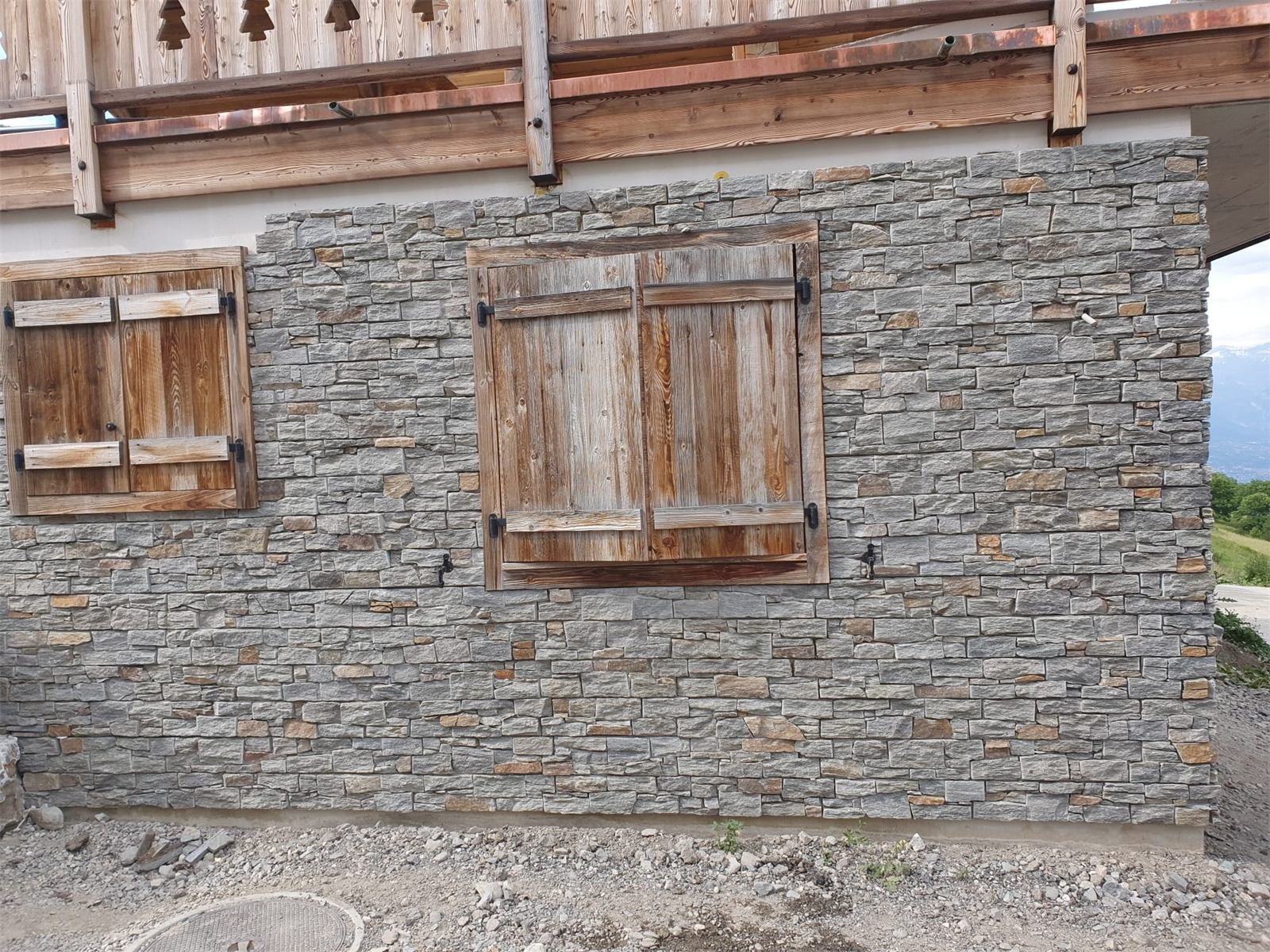 Façade de chalet en parement de pierre naturelle
