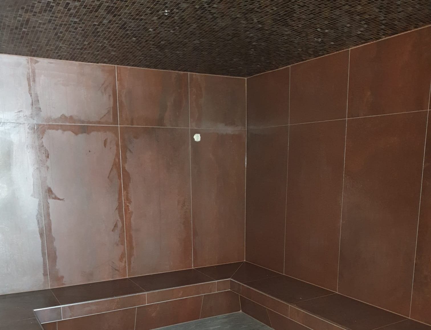 Hammam carrelé avec banquette, réalisé en Valais